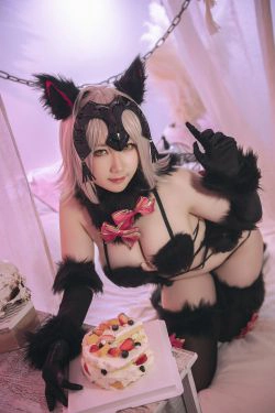 [网红COSER] 微肉感萌妹是本末末 - 贞德(66P)