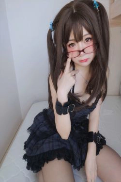 [网红COSER] 萌妹子Coser摇摇乐yoyo - 黑裙(113P)