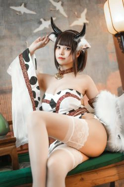 [网红COSER] 萌系小姐姐蜜汁猫裘 - 奶牛(50P)