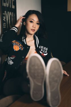 [福利COS] Limerence 性感妹子!近距离撕扯黑丝袜展示嫩足(129P)