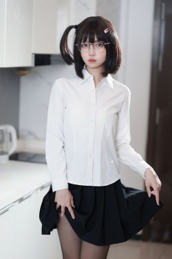 [福利COS] 洛桑w伊梓 - 眼镜妹妹(32P)
