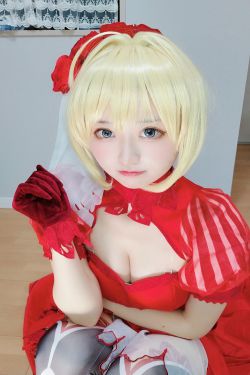 [福利COS] 千阳(ちよ) - 尼禄红礼服(11P)