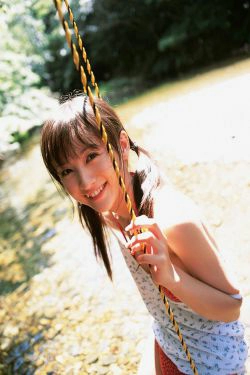 小松彩夏《おソトで大冒険》 [YS Web] Vol.146(81P)
