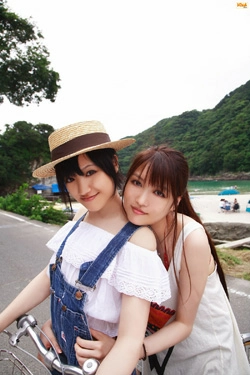 三浦葵三浦萌《The Miura Sisters》  [Bomb.TV] 2009年11月刊(28P)