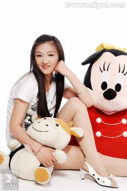 Model 小倩《小倩与玩偶之丝袜美足》 [丽柜LiGui] 美腿玉足写真图片(47P)
