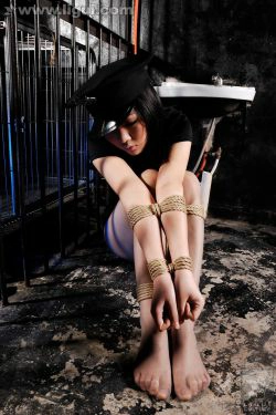 Model 文静《监狱捆绑之惊心动魄》 [丽柜美束LiGui] 美腿玉足写真图片(47P)